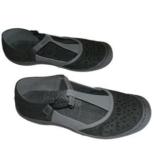 Muk Luk Sport “Samantha” Gray Slip on SandalWomen’s size 9
